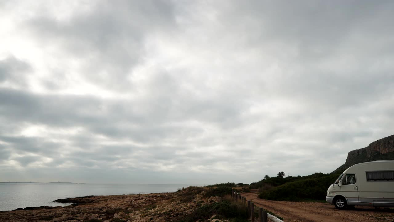 沙滩上的露营车和海上的云，时间流逝视频素材
