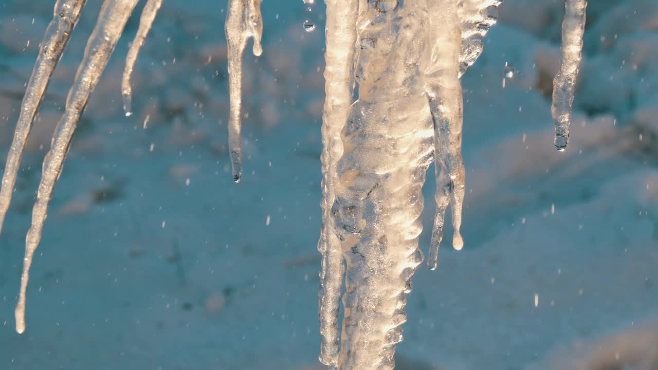 大量融化的冰柱在春天的阳光下闪闪发光视频素材