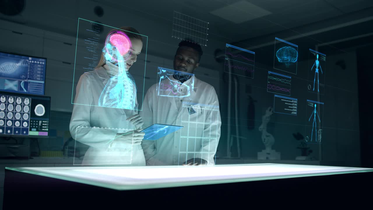 未来实验室与不同的科学家。全息，三维骨架。团队扫描虚拟病人的受伤情况。大脑上的红点视频素材