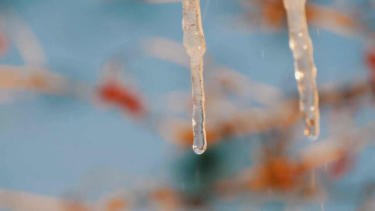 融化的冰柱上可以看到流动的水滴视频素材