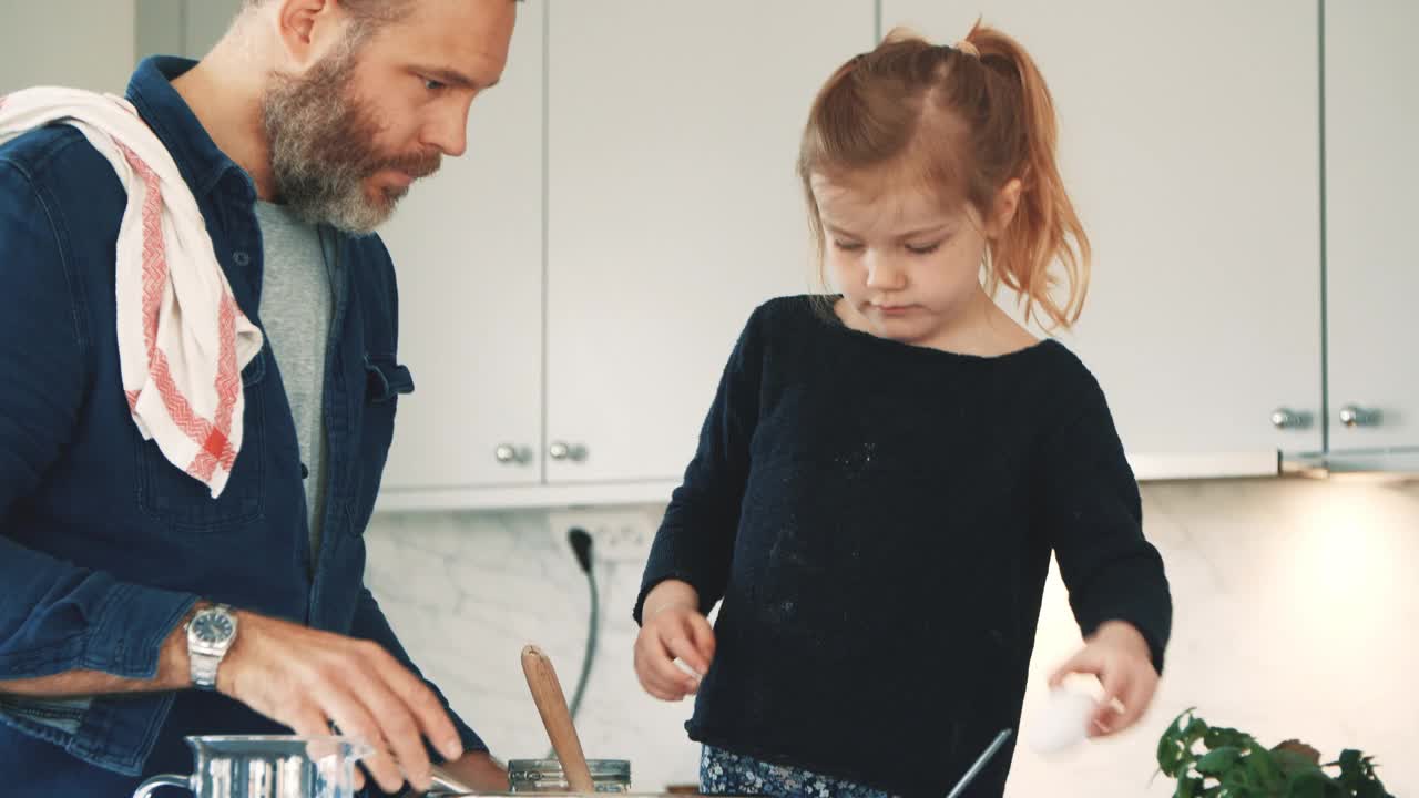 女儿在厨房和父亲准备食物的时候打破鸡蛋视频下载