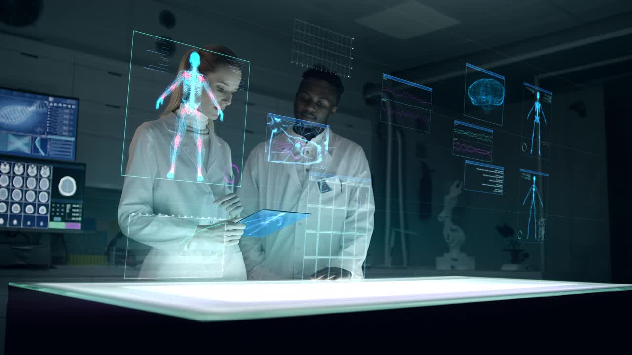 未来实验室与不同的科学家。全息，三维骨架。团队扫描虚拟病人的受伤情况。全身有红斑视频素材