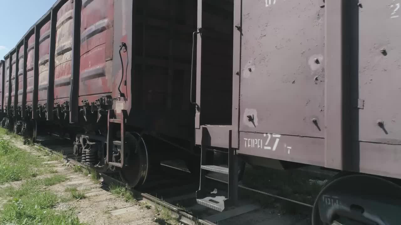 一列货运火车在乡间缓缓驶过，停了下来视频素材