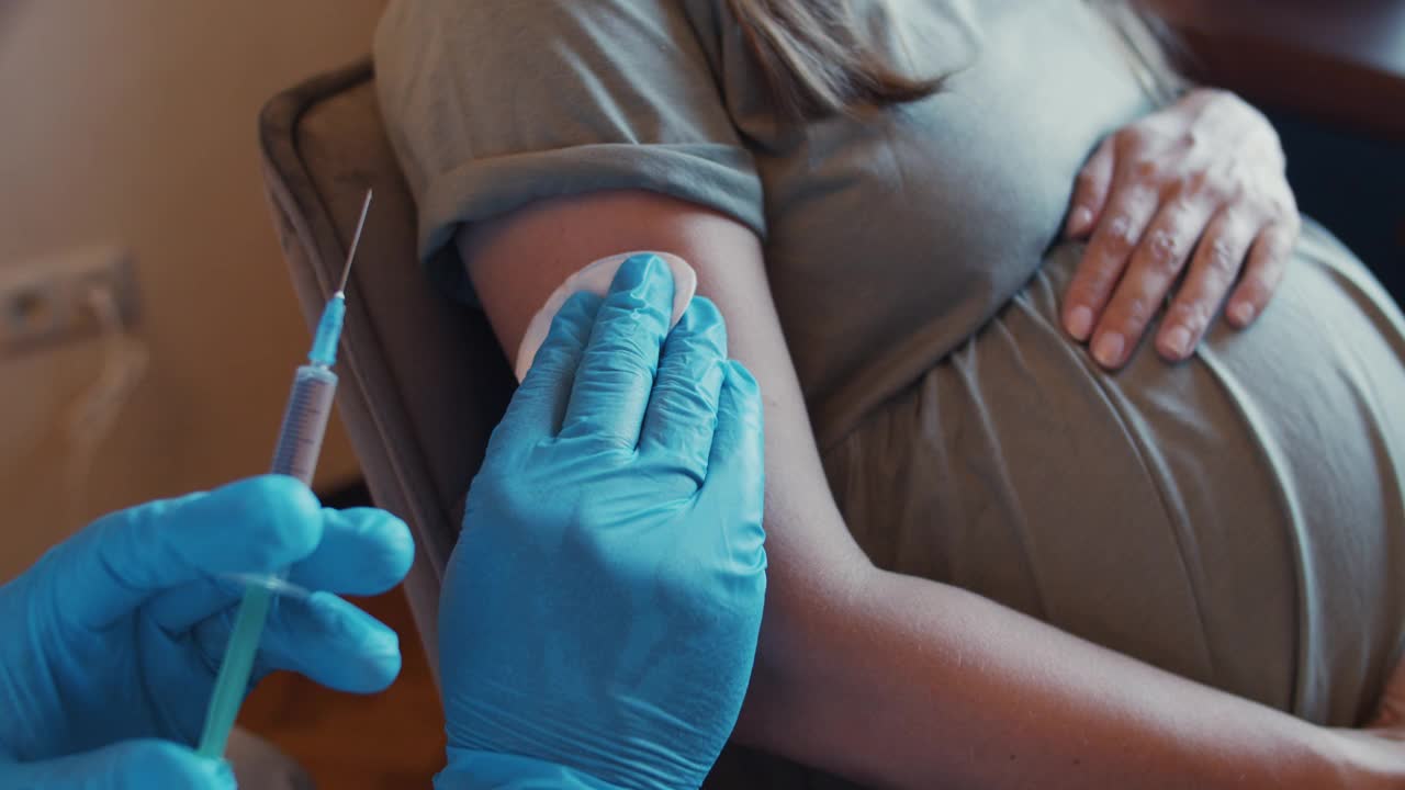 医生/护士为孕妇注射疫苗视频下载