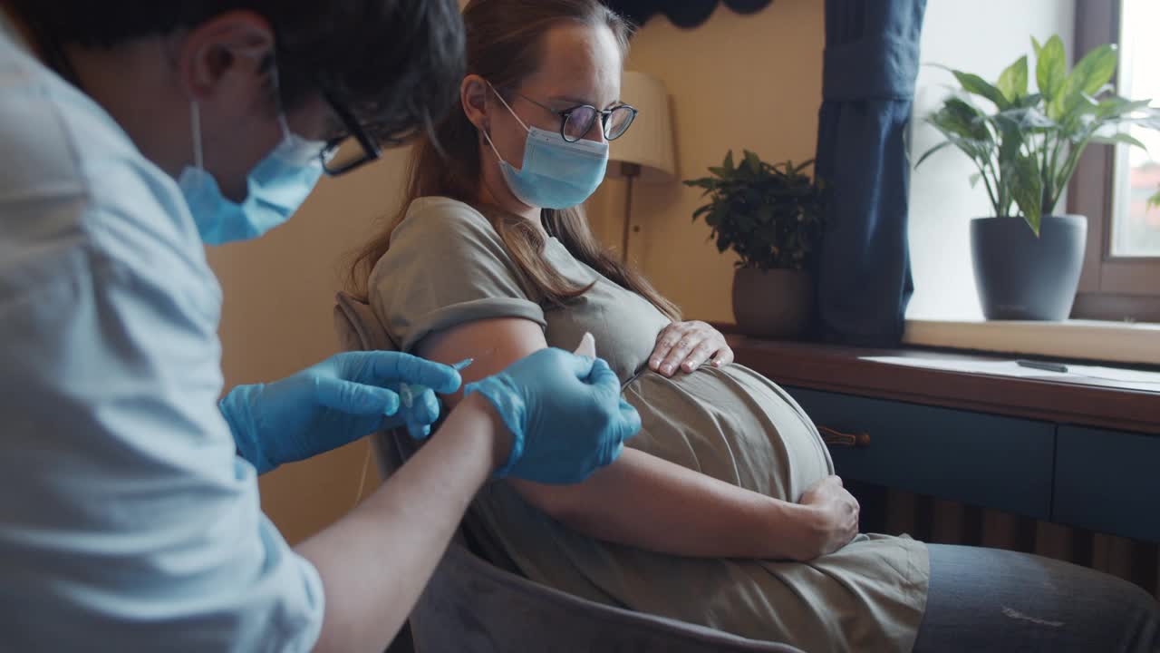 医生/护士为孕妇注射疫苗视频素材