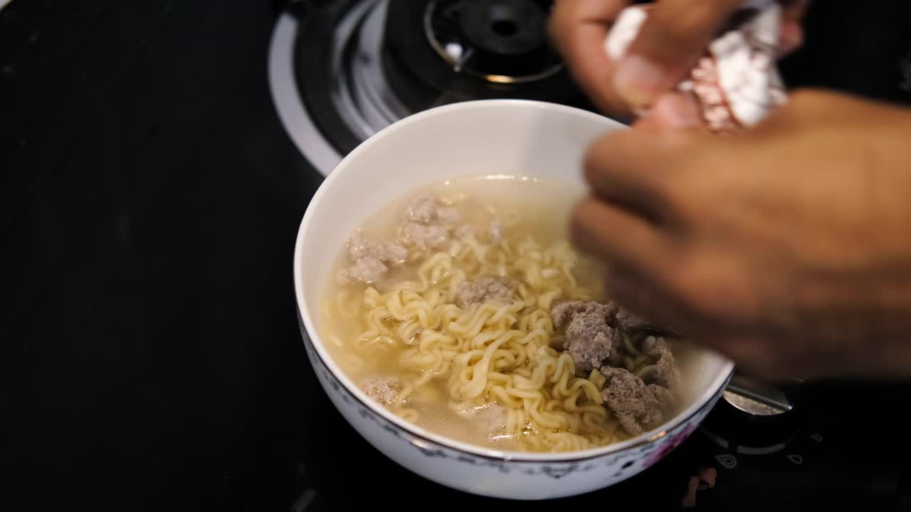 亚洲厨师面条泰国食物在厨房在煤气炉上食物在热水煮沸面条和肉之前服务于幸福的家庭吃视频的慢动作视频素材