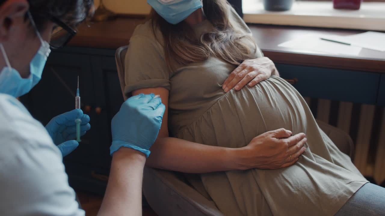 医生/护士为孕妇注射疫苗视频素材
