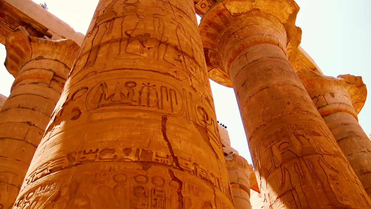 卢克索卡纳克神庙内装饰着各种标志和符号的巨大柱子。视频素材