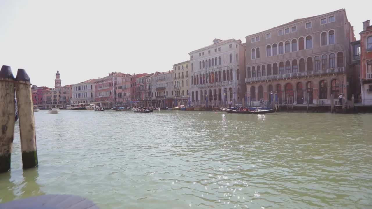 威尼斯大运河上的贡多拉。威尼斯，意大利。威尼斯浪漫的地方视频素材