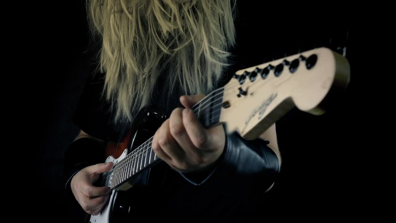 重金属吉他手演奏特写视频素材
