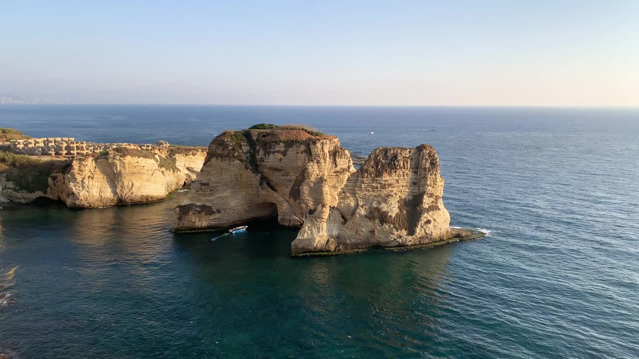 Rouche贝鲁特,黎巴嫩。贝鲁特的鸽子岩视频下载