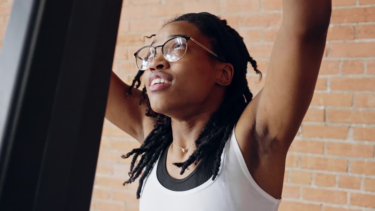 年轻女子在健身房使用健身器视频素材