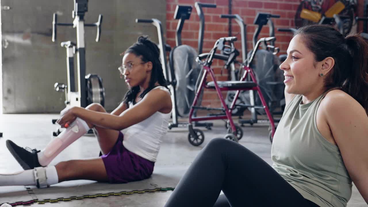 女性在锻炼后的伸展运动中聊天视频素材