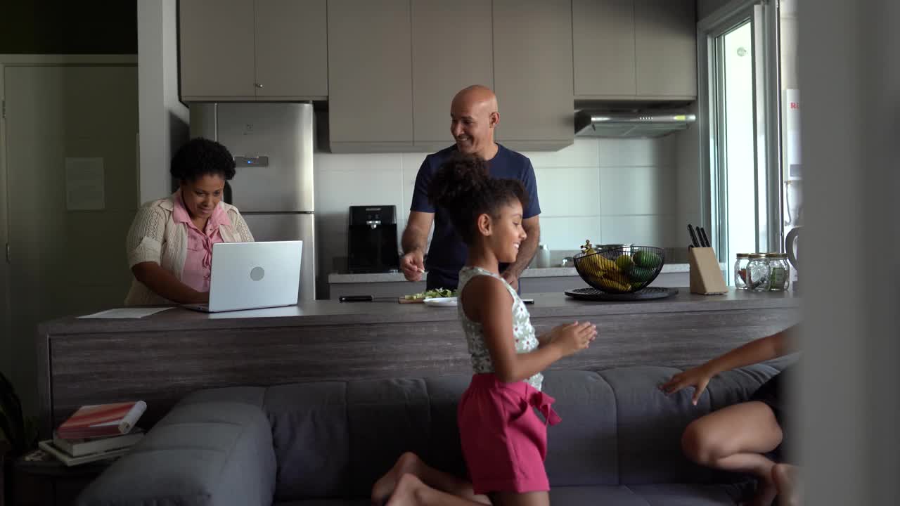 父母做饭/工作和女孩玩拍手游戏回家视频下载