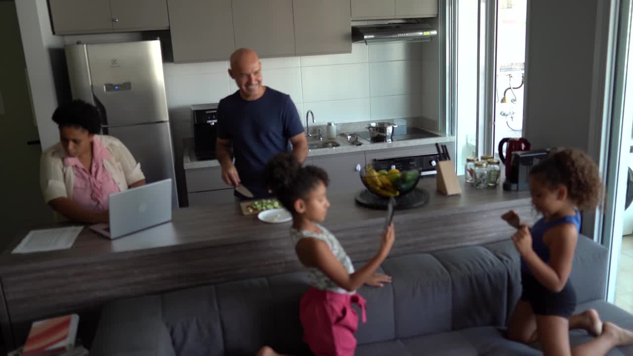当父母在家工作和做饭时，女孩们在跳舞和拍摄视频素材