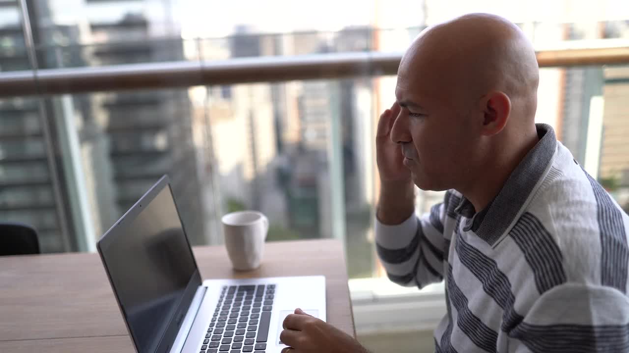 一个在家工作的聋人在一个虚拟的商务会议上交流视频下载