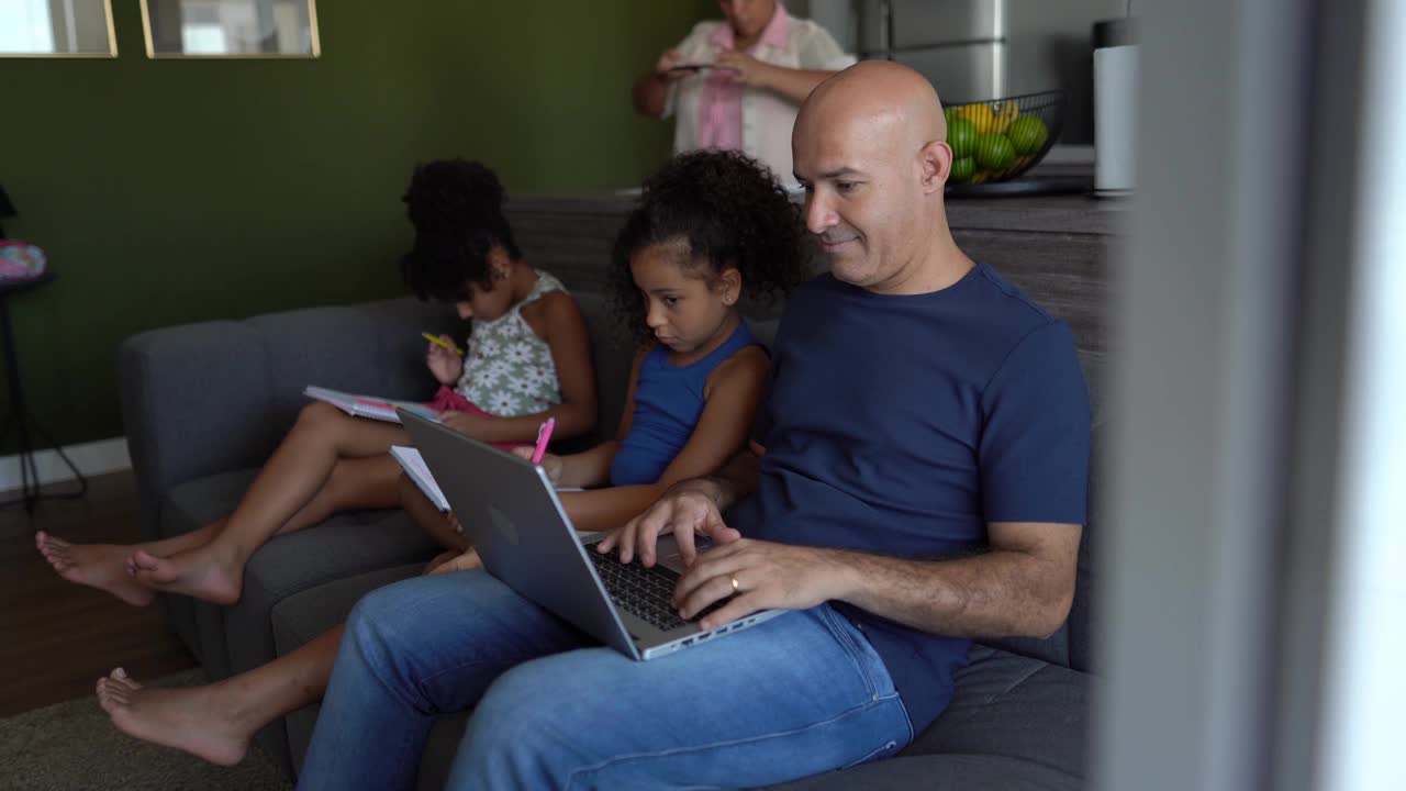 家庭在家里-父亲工作和姐妹学习视频素材