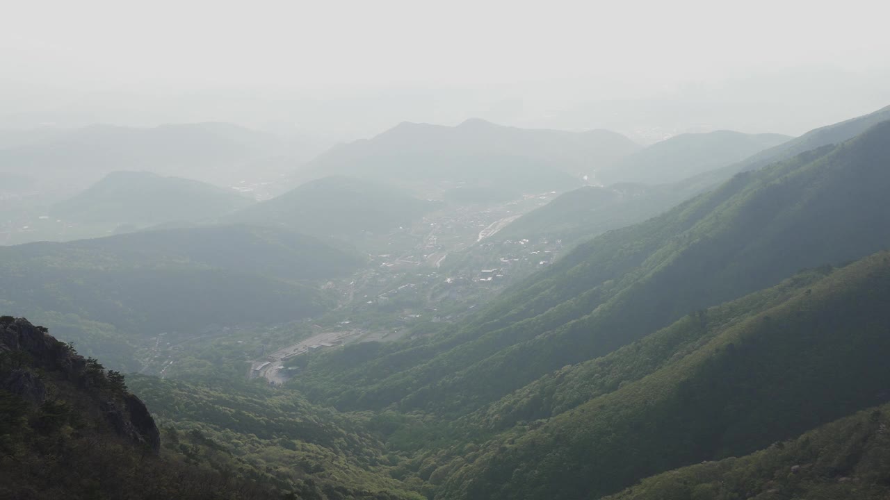 从韩国蔚山蔚州郡的江月山上看到的培乃谷景色视频素材
