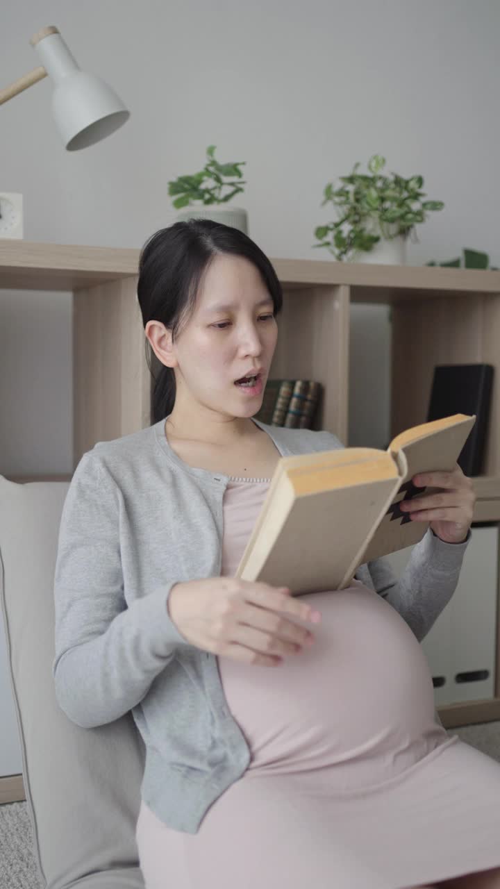 孕妇读一本书。视频下载