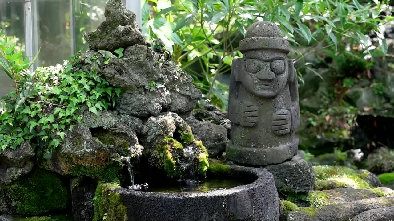 Dolhareubang(被认为是提供保护和生育的神的石像)/济州岛，韩国视频下载