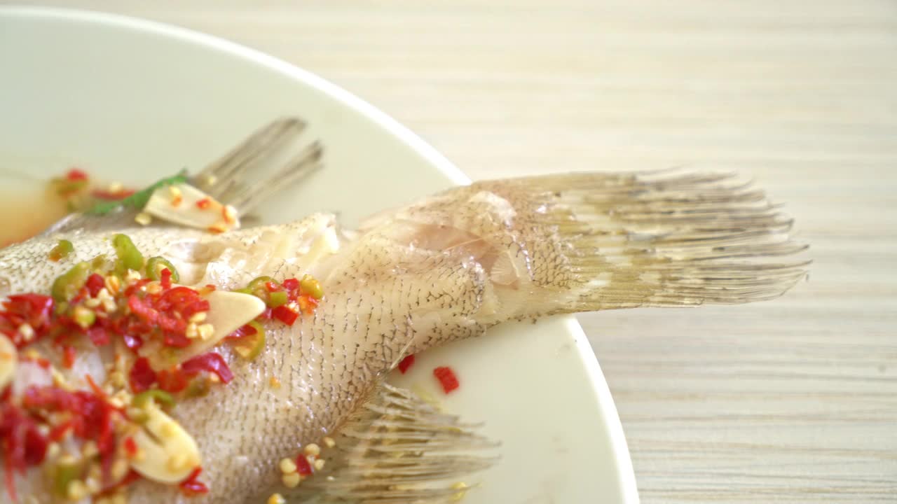 青柠和辣椒蒸石斑鱼-亚洲风味视频素材
