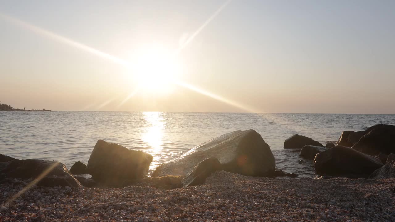 海上美丽的日出。石头前景背景视频素材