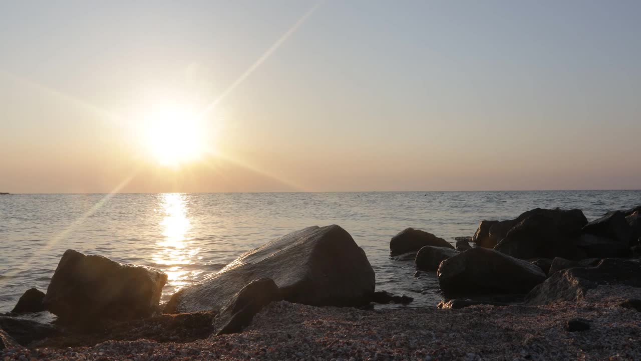 海上美丽的日出。石头前景背景视频素材