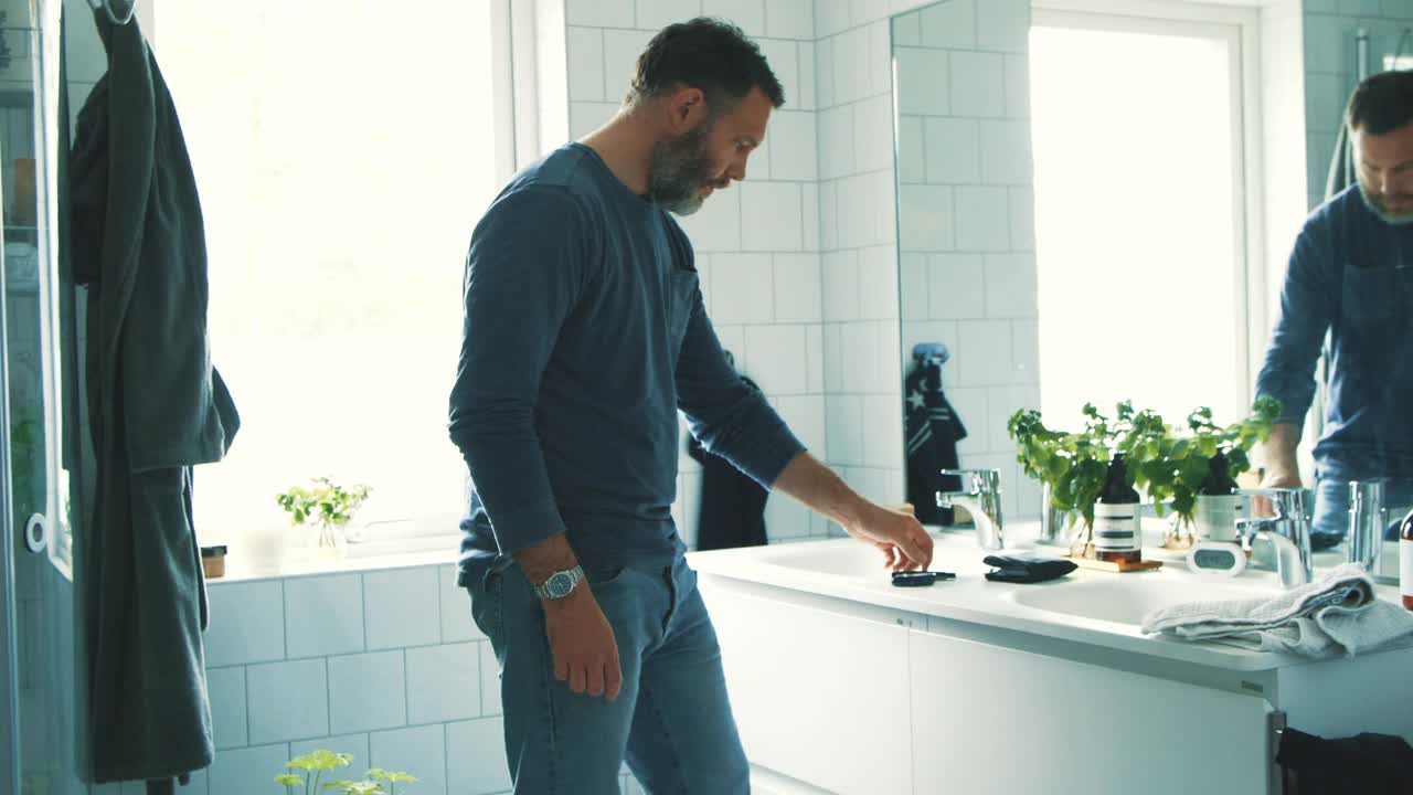 一个成熟的男人在家里的浴室里做血糖测试视频下载