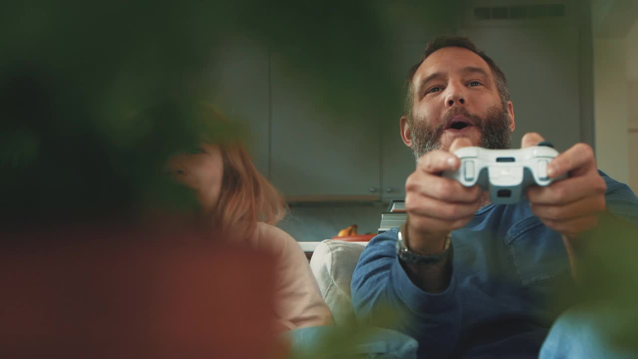 快乐的父亲和女儿在客厅玩电子游戏视频下载
