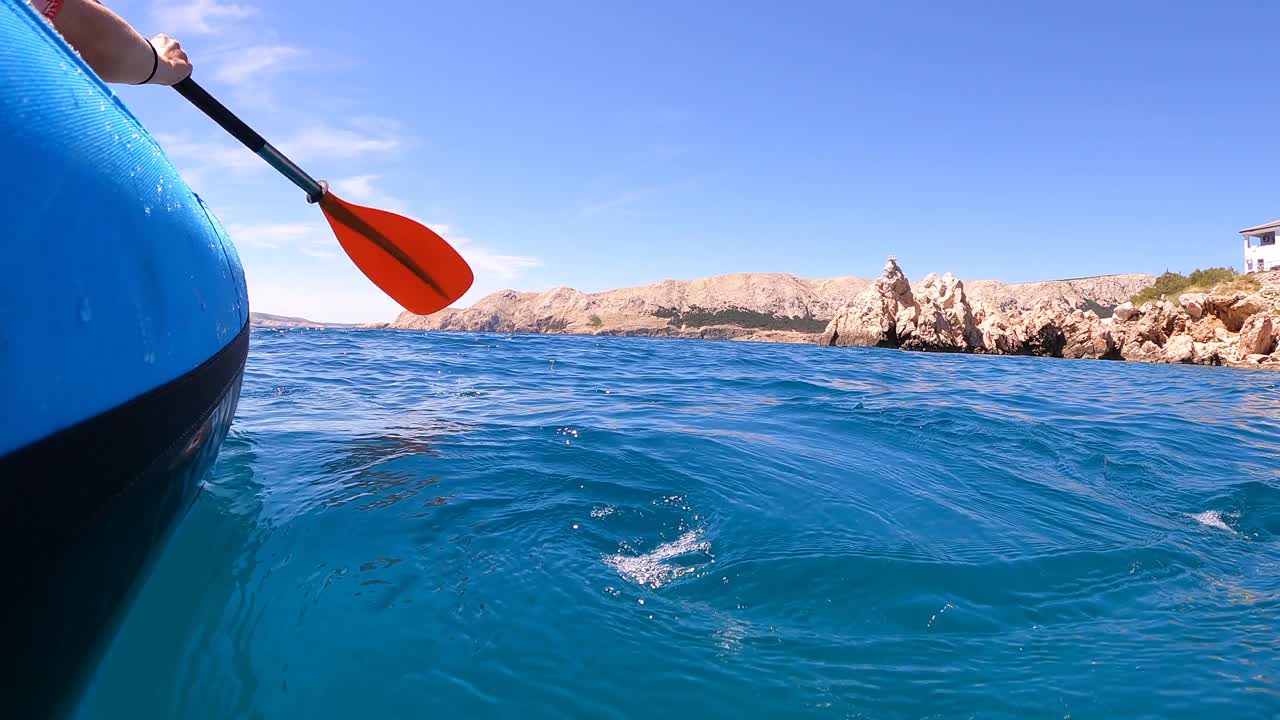 海上皮划艇之间的岛屿在克罗地亚，桨近距离视频剪辑视频素材