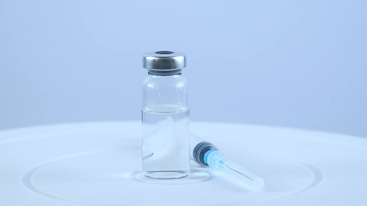 白色背景上带疫苗和医用注射器的安瓿。药理学制剂的轮换。视频素材