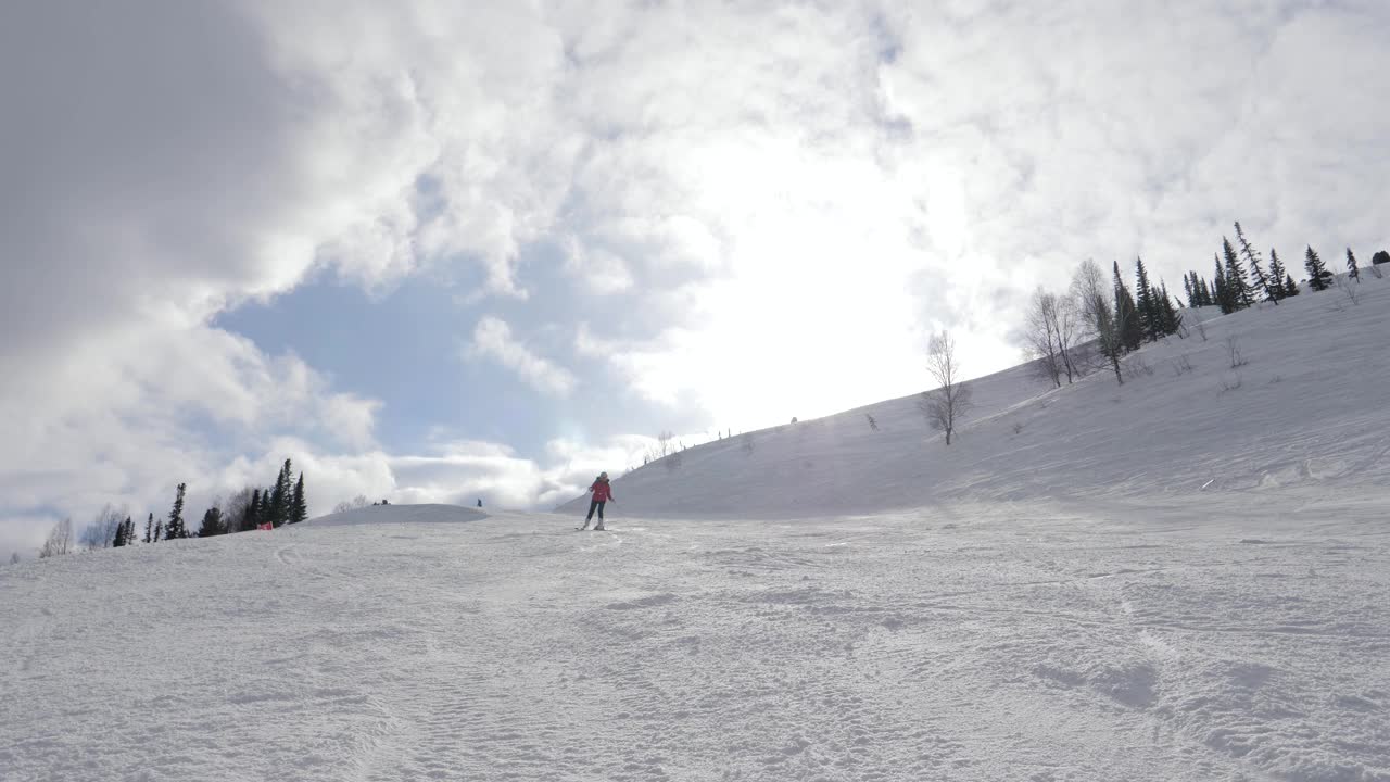 一名高山滑雪者在雪道上滑雪视频素材