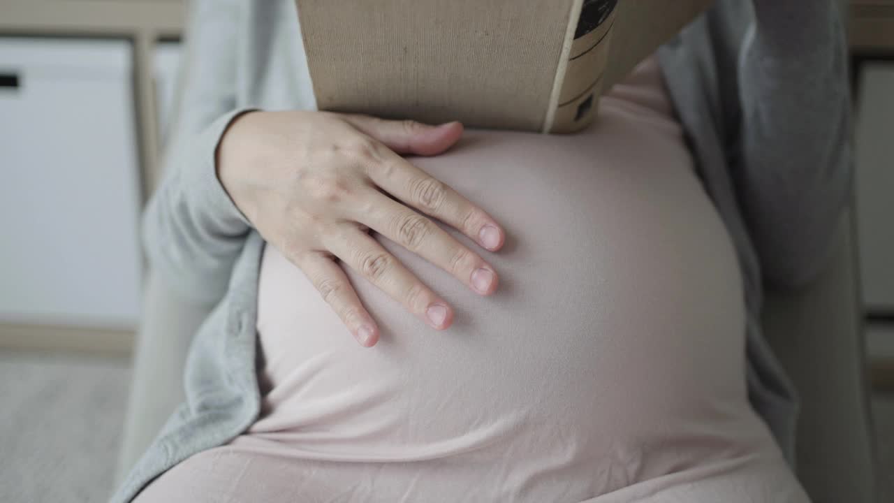 孕妇读一本书。视频下载