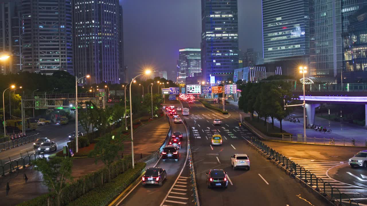 上海晚上的交通状况视频素材