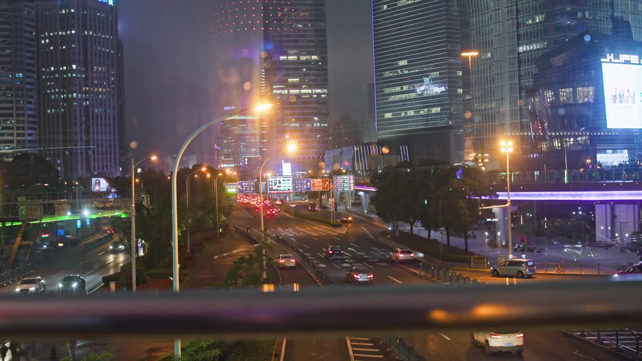上海晚上的交通状况视频素材