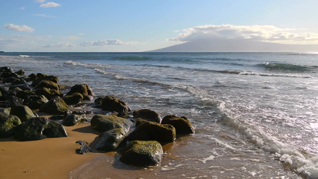 岩石海滩-在美国夏威夷毛伊岛西北海岸的强烈海浪冲进和出岩石海岸的傍晚视图。视频下载