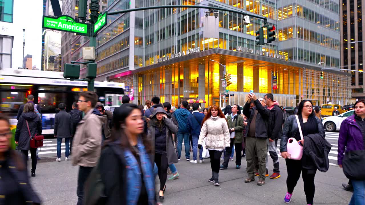 游客在纽约42街。美国银行大厦视频素材