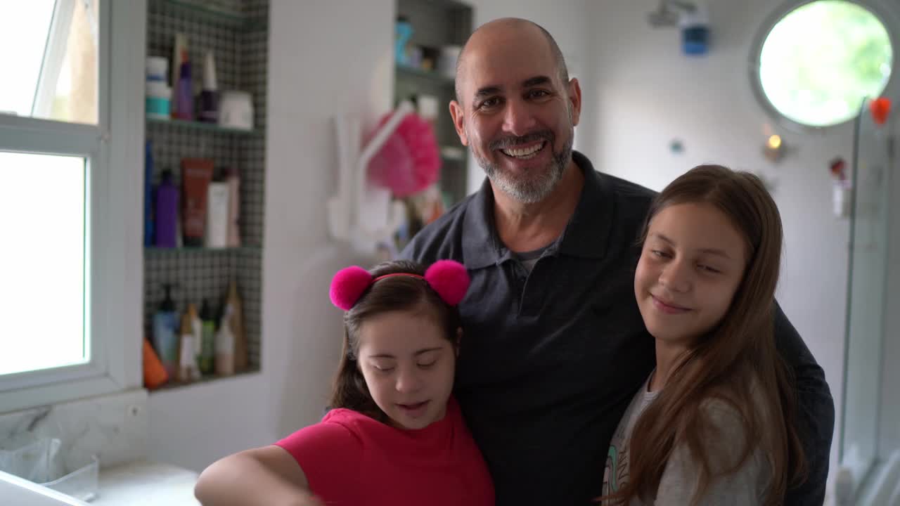 父亲和女儿在浴室的肖像-包括一个特殊需要的女孩视频下载