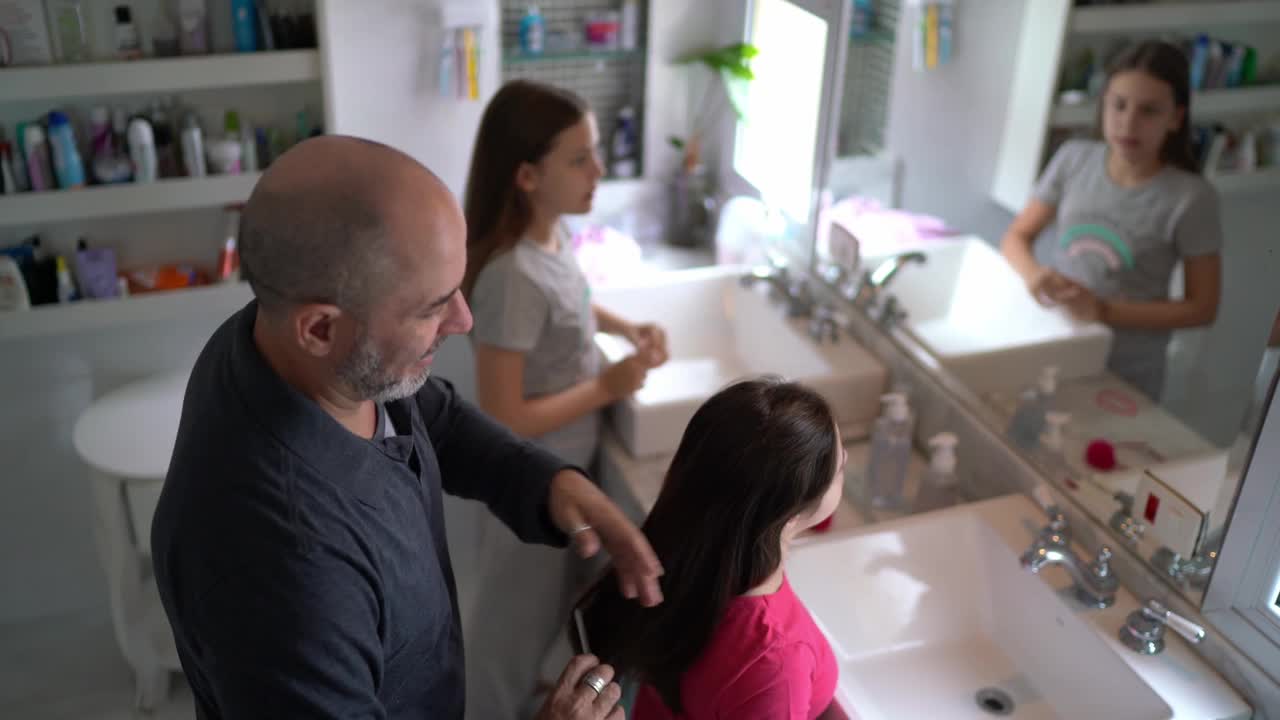 父亲早上在家给女儿做头发——包括一个有特殊需要的女孩视频下载