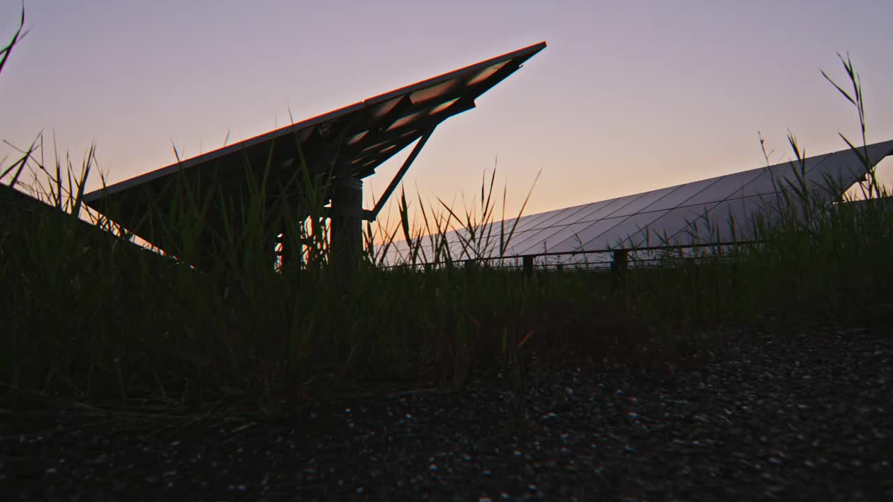 夕阳中的太阳能发电站视频素材