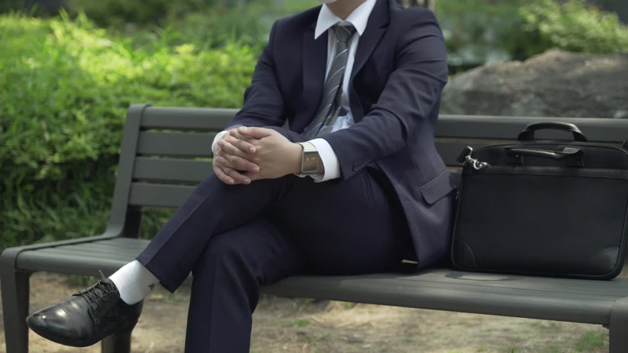 商人在公园长椅上休息/韩国视频下载