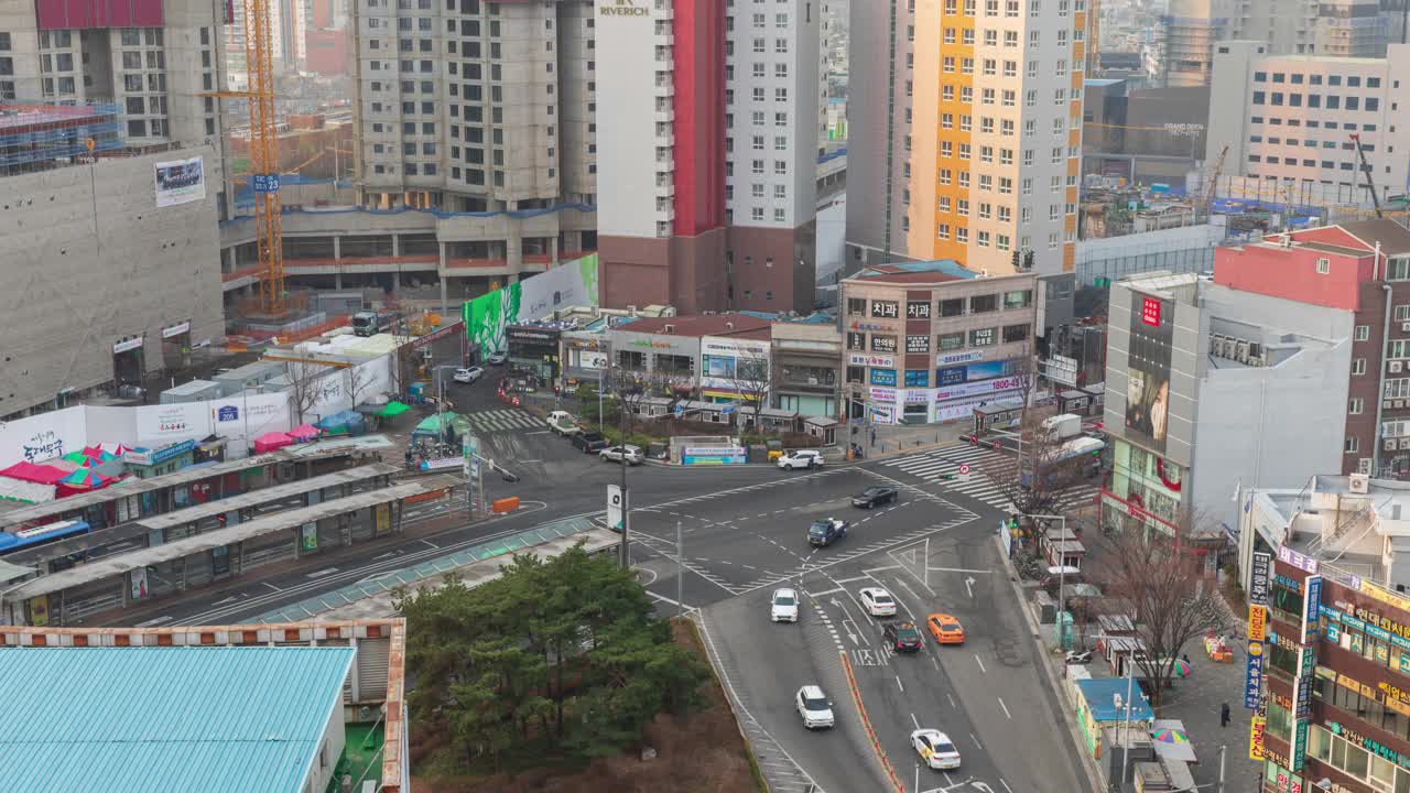 韩国首尔东大门区青凉里站附近十字路口附近的市中心视频下载