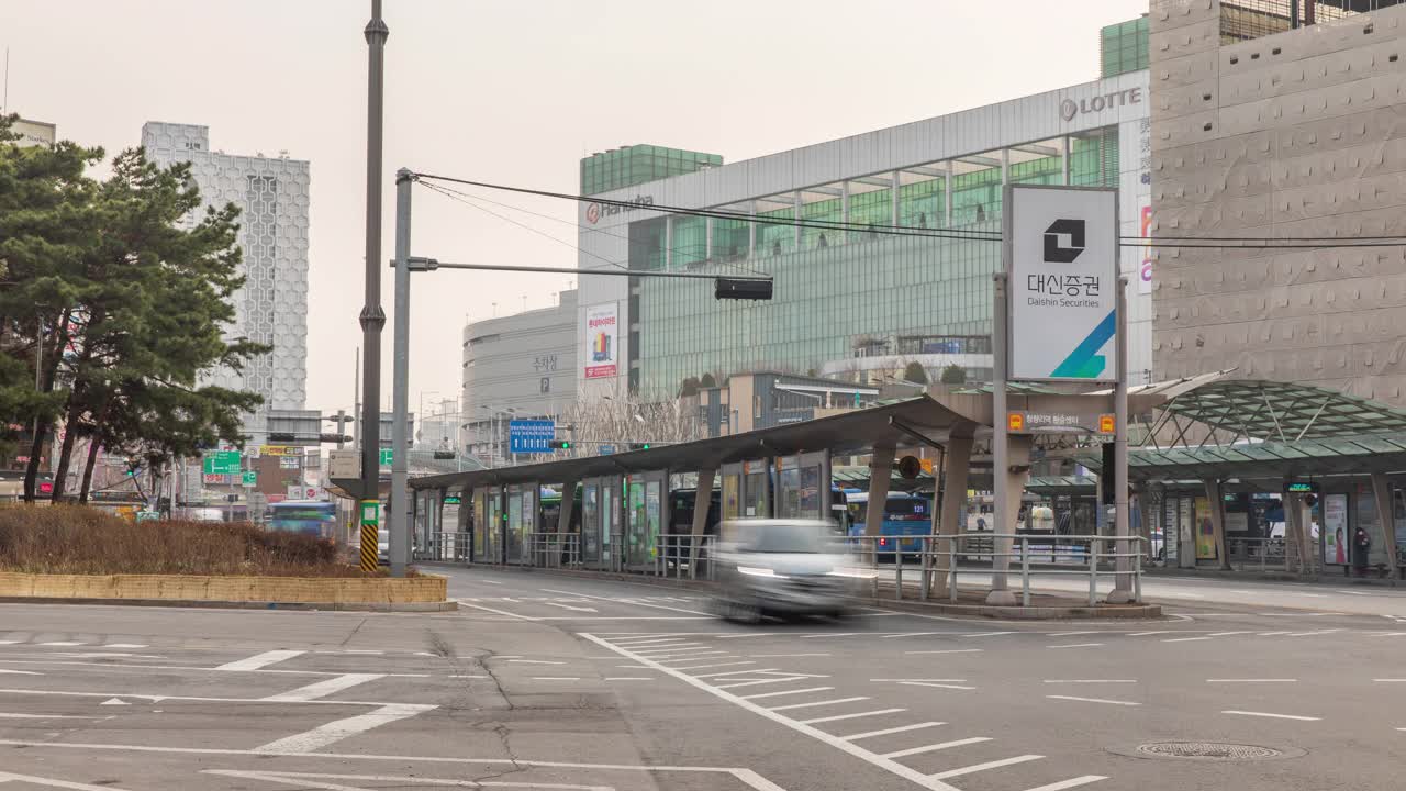 韩国首尔东大门区白天青凉里站附近的市中心和青凉里站换乘中心的公交站视频下载