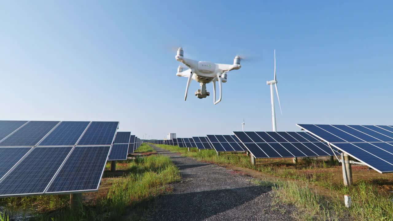 无人机在太阳能发电站工作视频素材