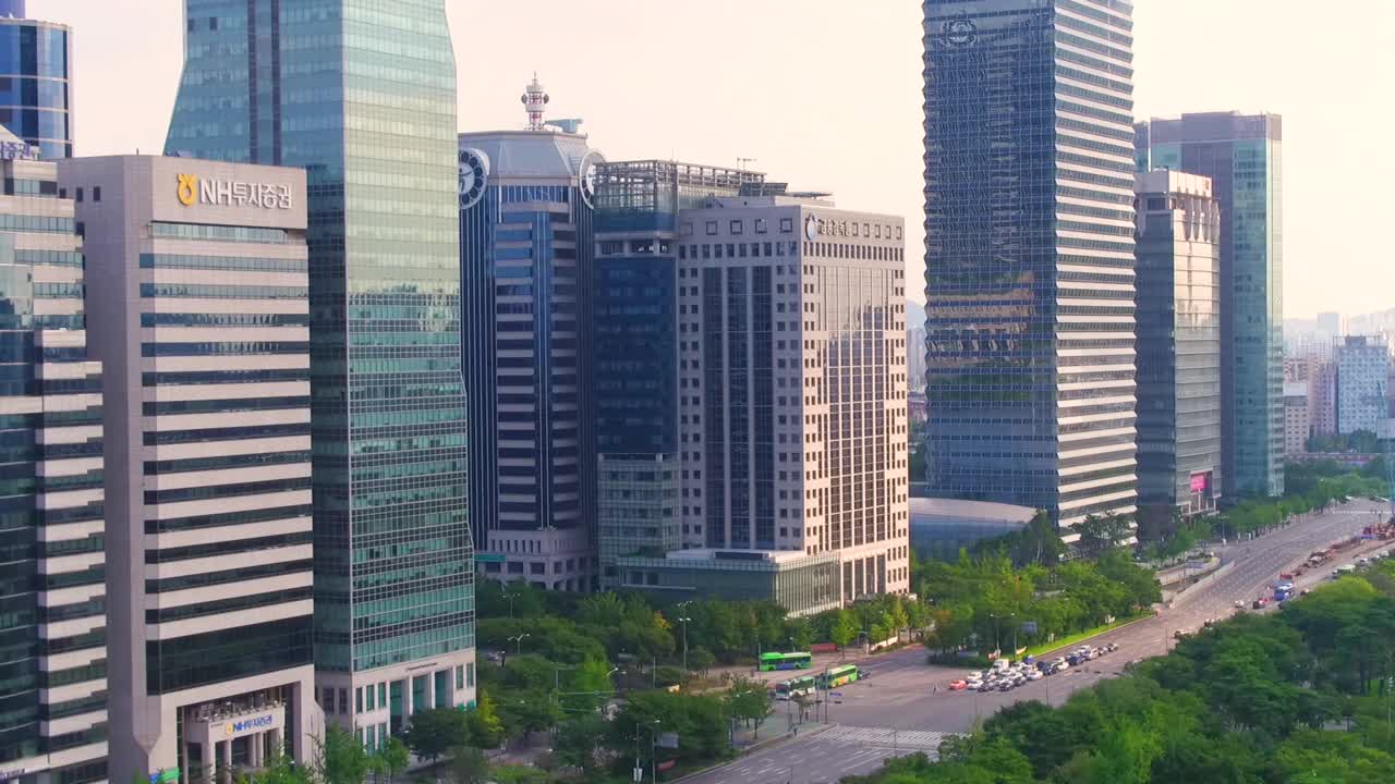 首尔永登浦区汝矣岛金融区附近的摩天大楼视频素材