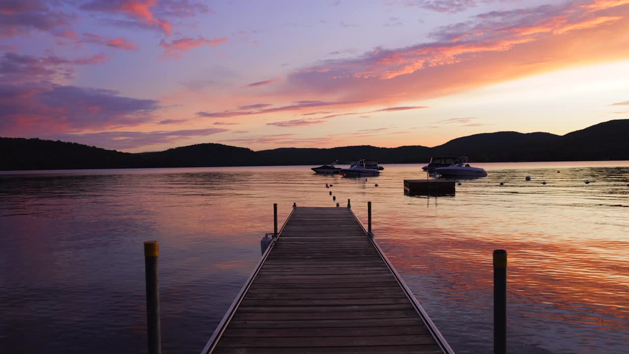 慢镜头夏日日落在湖边视频素材