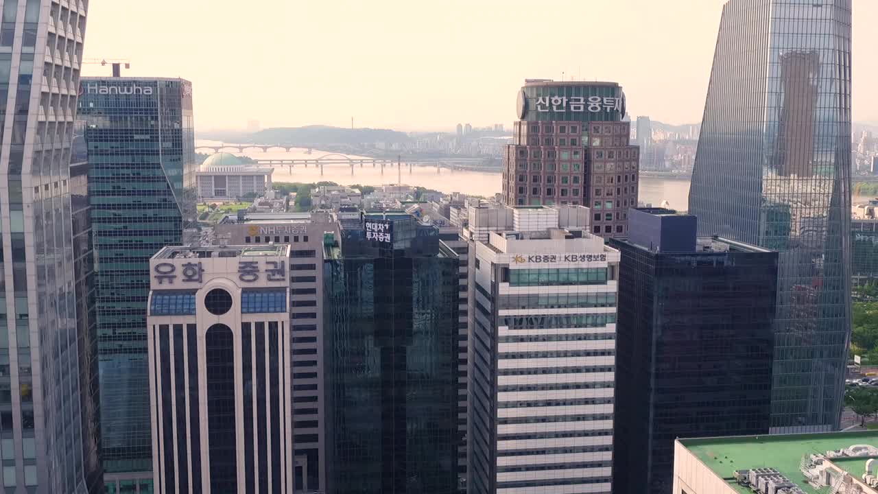 首尔永登浦区汉江边汝矣岛金融区市中心的摩天大楼视频下载