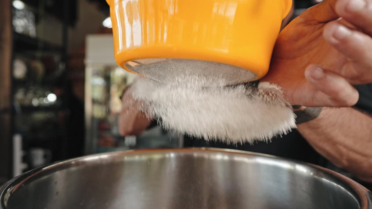 厨师筛面粉视频素材