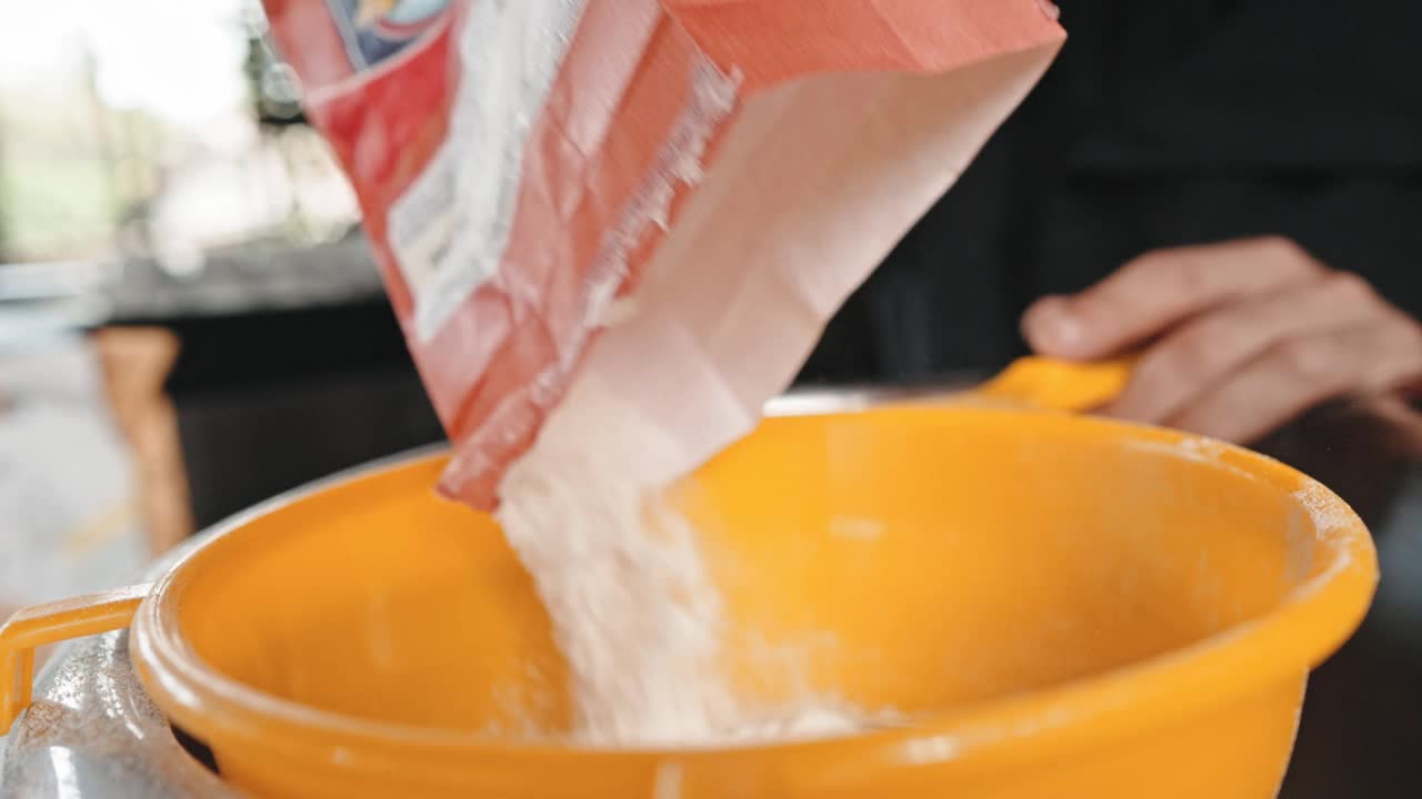 厨师筛面粉视频素材