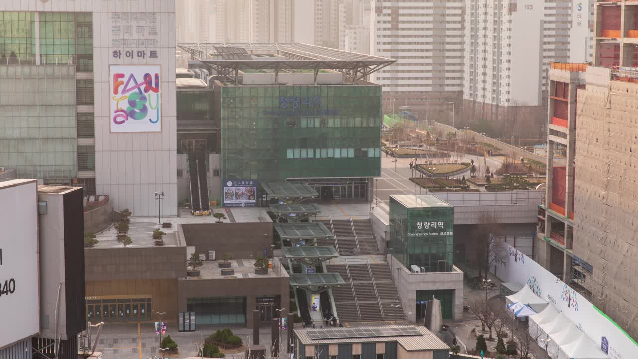 韩国首尔东大门区白天青凉里站附近的市中心视频下载